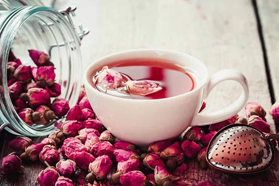 Uống trà hoa hồng sau bữa ăn